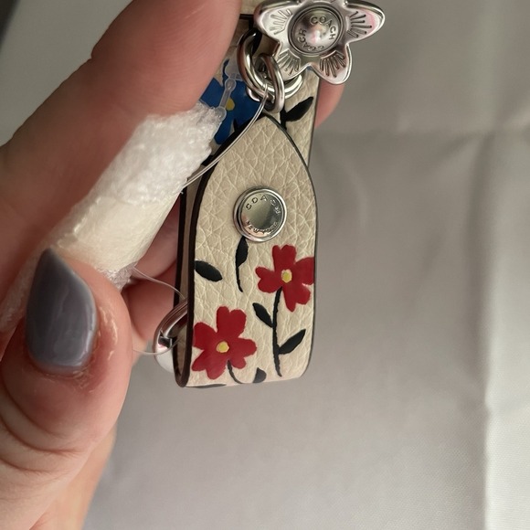 COACH CU246 Trigger Snap Bag Charm Floral Printed Leather Key Flower White - Picture 9 of 13